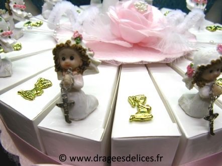 Gâteau communion fille pour dragées avec résines et communiantes or : Détail des petites résines et des communiantes or sur les boites de dragées