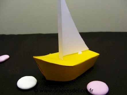 Boite voilier pour dragées de baptême collection marins : Boite voilier pour dragées de baptême collection marins couleur jaune