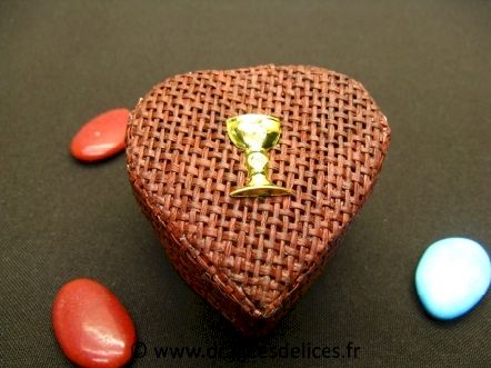 Boite coeur en raphia pour mariage baptême et communion : Boite coeur marron chocolat en raphia pour mariage baptême et communion