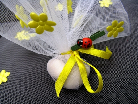 Tulle pour dragées avec décoration fleurs en satin : Tulle pour dragées avec décoration fleurs en satin