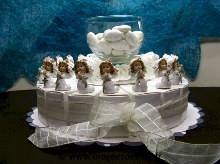 Gâteau communion fille à garnir de dragées avec son calice en verre