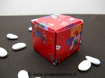 Cube surprise pour dragées de baptême collection les jeux de petit ours