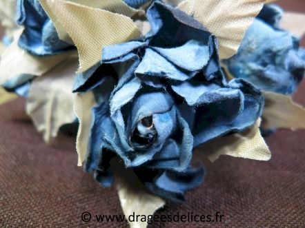 Fleur féerie pour décoration de boites et tulles de dragées : Fleur féerie en papier pour décoration coloris bleu