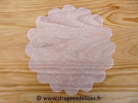 Tulle canevas en promotion pour mariage baptême et communion : Tulle canevas avec bord festonné pour marige baptême et communion