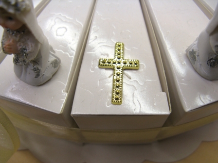 Gâteau pour communion fille avec calice pailleté et croix ou calice doré : Croix dorée sur la boite dragées part de gâteau