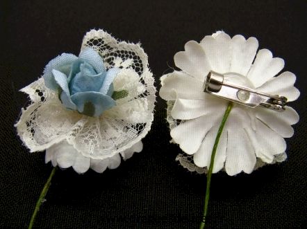 Fleur avec dentelle et épingle de nourrice pour décoration : Fleur bleu avec dentelle et épingle de nourrice pour déco de sac dragées