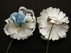 Fleur avec dentelle et épingle de nourrice pour décoration Bleu