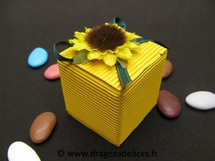 Boite cube à dragées avec son décor  tournesol et ruban : Boite cube à dragées avec son décor  tournesol et ruban