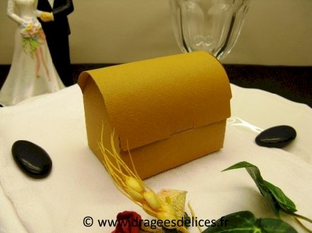 Boite à dragées coffre en promo pas cher : Boite à dragées coffre couleur caramel en promo pas cher