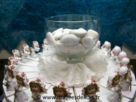 Gâteau communion fille à garnir de dragées avec son calice en verre : Gâteau communion fille à garnir de dragées avec son calice en verre