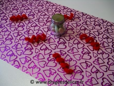 Chemin de table coeurs organza en fin de série : Chemin de table en organza avec motifs coeur fuchsia en promo