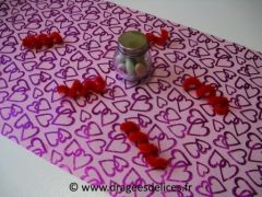 Chemin de table coeurs organza en fin de série Fuchsia