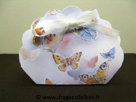 Eventail pour baptême avec dessin papillons en relief