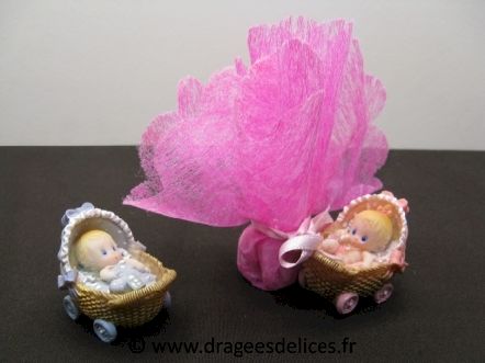 Résine bébé dans son berceau pour baptême garçon ou fille