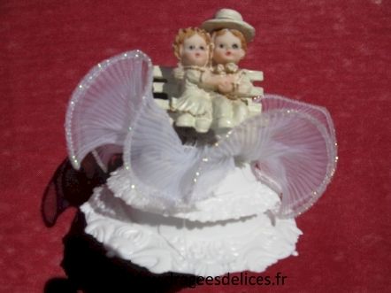 Couple de mariés sur un banc