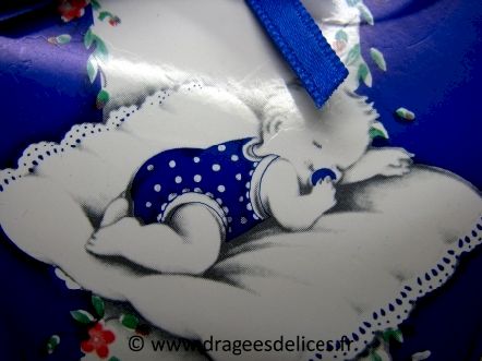 Pochette en carton pour baptême collection bébé fait la sieste : Très beau bébé sur son coussin pour cette boite baptême