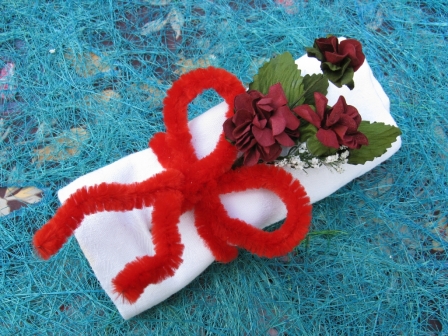 Bouquet de trois fleurs en papier pour décoration avec feuilles et gypsophile : Bouquet de trois fleurs en papier pour décoration de serviette bordeaux