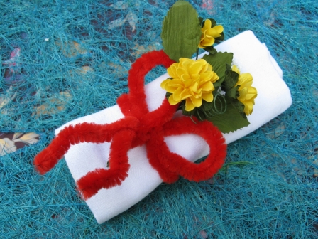 Bouquet de trois fleurs en papier pour décoration avec feuilles et gypsophile : Bouquet de trois fleurs en papier pour décoration de serviette couleur jaune