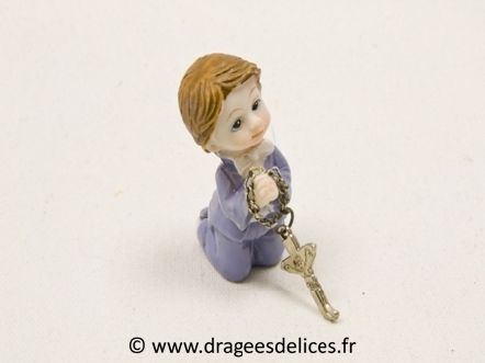 Petit sujet communiant ou communiante à genoux en résine : Petit sujet communiant garçon à genoux en résine avec croix