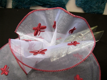Tulle avec des papillons en voile brillant pour dragées