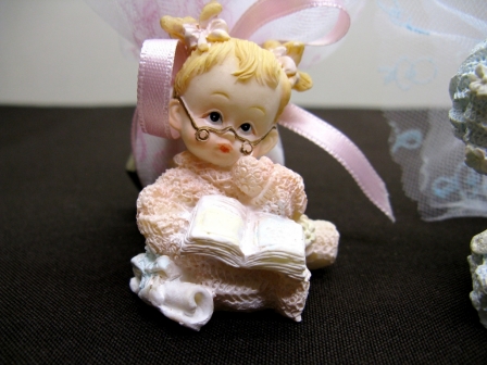 Sujet écolier garçon ou fille pour décoration de baptême : Sujet de décoration fille pour baptême ou collection