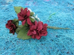 Bouquet de trois fleurs en papier pour décoration avec feuilles et gypsophile Bordeaux