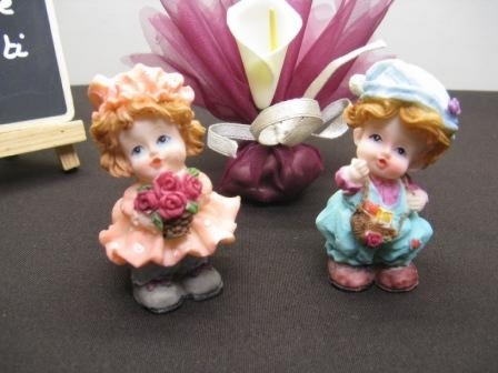 Tyrolien en résine garçon ou fille pour baptême : Tyrolien en résine fille pour décoration de rond de tulle à dragées baptême