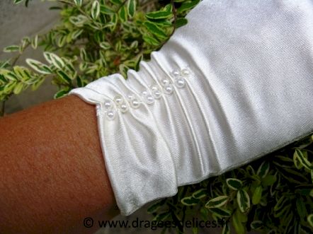 Gants en satin avec des perles