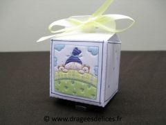 Cube en carton bébé sous la couette pour baptême garçon 