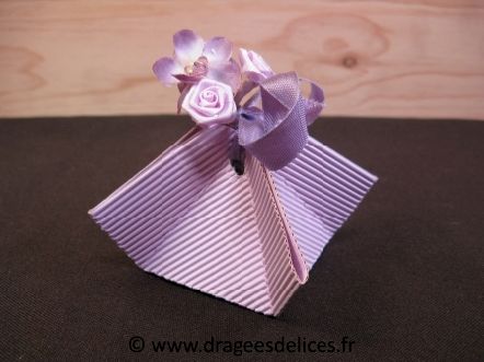 Boite à dragées pas cher en forme de pyramide : Boite à dragées pas cher forme pyramide parme