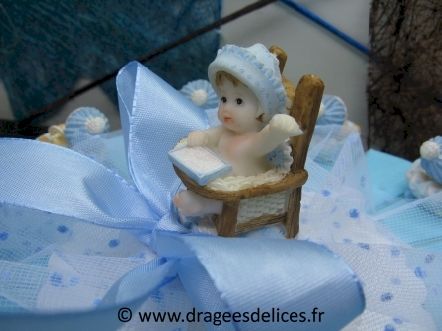 Gâteau pour baptême garçon bébé dans son bassin : Sujet au centre du gâteau avec ruban en satin pour baptême garçon