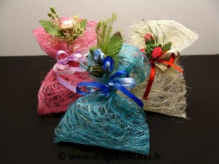 Sac en abaca avec son bouquet pour mariage baptême et communion : Sac en abaca avec son bouquet pour mariage baptême et communion