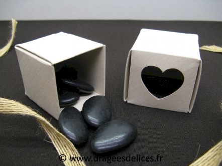 Boite cube cœur pour mariage baptême et communion : Boite à dragées avec cœurs couleur noisette