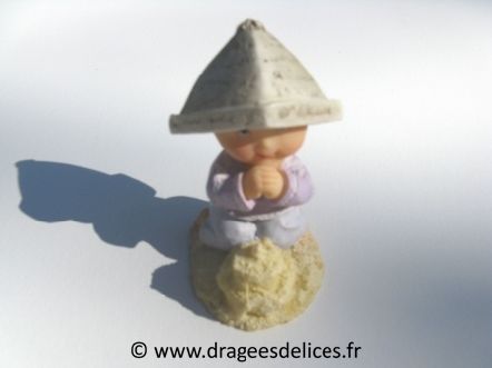 Sujet garçon ou fille pour décoration baptême Lulu à la plage  : Sujet en résine fille pour décoration de baptême Lulu à la plage