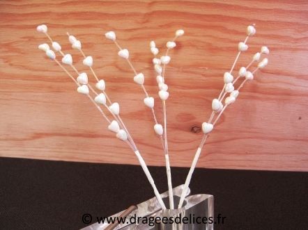 Tige avec trois brins de cinq cœurs nacrés pour décoration : Tige avec trois brins de cinq cœurs nacrés pour décoration