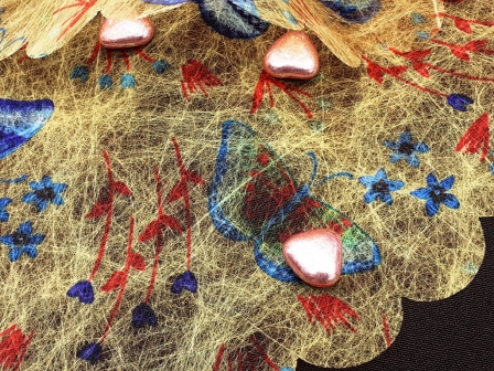 Tulle à dragées en intissé imprimé papillons pour baptême : Tulle à dragées en intissé imprimé jaune orangé papillons pour baptême