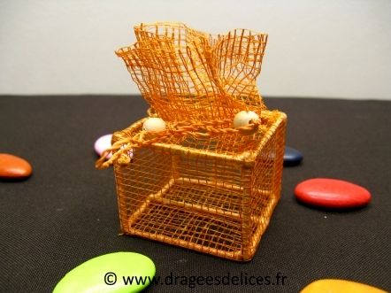 Boite carrée en sinamay pour mariage baptême et communion : Boite carrée orange en sinamay pour dragées