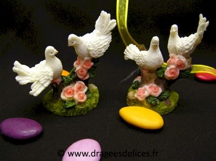 Couple de colombes sur socle