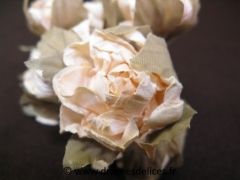 Bouton de fleur pour décoration de mariage, baptême ou communion Ecru
