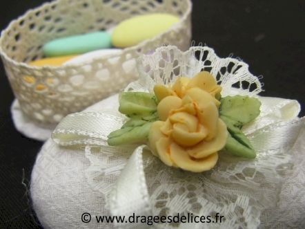 Boite ovale en dentelle avec bouquet de fleur pour dragées : Boite ovale en dentelle avec bouquet de fleur pour dragées