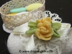 Boite ovale en dentelle avec bouquet de fleur pour dragées 