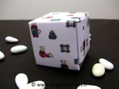 Cube surprise pour dragées de baptême petit ours à l école Blanc