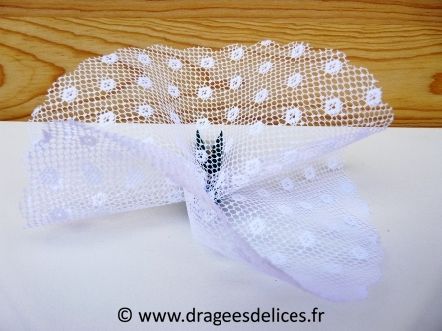Tulle en résille rebrodé pour mariage baptême et communion : Tulle pour dragées en résille blanc