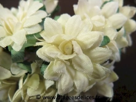 Fleur pas chère pour décorer les tulles et boites de dragées  : Fleur ivoire pas chère pour décorer les tulles et boites de dragées