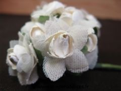 Fleur en papier, coton et tulle avec feuilles vertes pour décoration Blanc