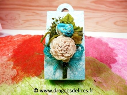 Boite à dragées en carton avec son bouquet en déco : Très belle boite dragées avec son bouquet