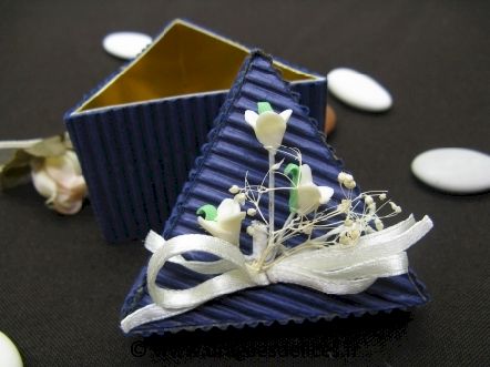Boite à dragées en carton ondulé avec son décor bouquet et ruban : Boite à dragées avec son décor en carton ondulé bleu