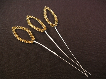 Cœur or en perles sur tige métallique pour décoration : Cœur  ou feuille or en perles sur tige métallique pour décoration