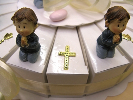 Gâteau pour communion garçon avec calice pailleté et croix ou calice doré : Croix doré sur la boite dragées part de gâteau