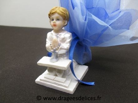 Sujet communiant ou communiante à genoux devant autel : Sujet en résine communiant garçon à genoux devant autel pour communion